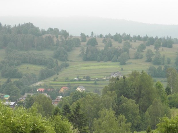 Widok na Gorce - zachmurzone niebo zasłania góry ..