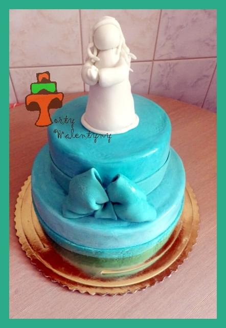 Morski tort komuijny z koronką i minimalistycznym aniołkiem #aniołek #czekolada #KolorMiętowy #KomuniaŚwięta #koronki #ombre #tort #TortKomunijny #TortKomunijnyDlaDziewczynki #TortyKrakó #TortyWalentynki