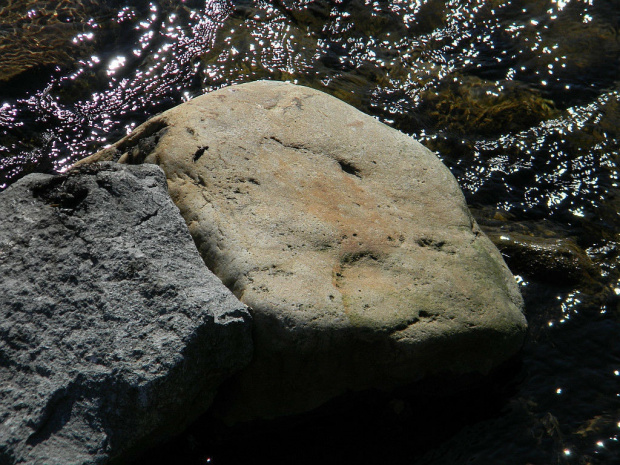 kamień w wodzie