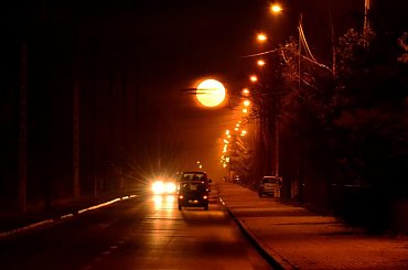 ŁYSY wieczorową porą ... #noc #księżyc #światła #CZARNYRYCERZ #kamper