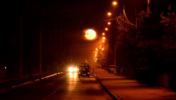 ŁYSY wieczorową porą ... #noc #księżyc #światła #CZARNYRYCERZ #kamper