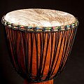 Djembe XXL cena 950zł.
Kraj pochodzenia -Wybrzeże Kości Słoniowej. Drewno- lenke.
Skóra kozia.
Wymiary - 64,5x34,5cm
Waga- 10 kg