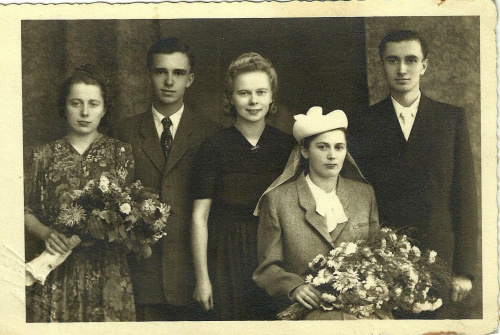 Zdjęcie ślubne Mieczysława i Otylii z Majków Armatysowie wraz ze świadkami Henrykiem Armatysem, Hanną Kowlaczyk z domu Majka.