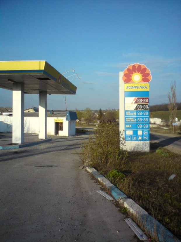 Opuszczona stacja benzynowa w Mołdawii. Okolice Ivancea